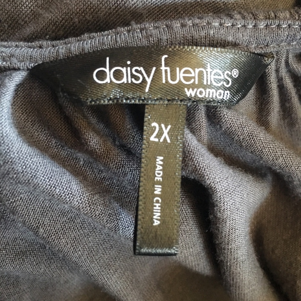 4/$25 Daisy Fuentes 2X gray women’s shirt. - Picture 6 of 6